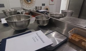 Laboratoire de pâtisserie pendant la formation pâtissier à Paris