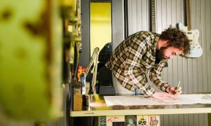 Maxime dans son atelier, luthier proche de Nantes