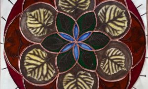 Mandala feuilles rouges Formation au vitrail Tiffany dans le Perche