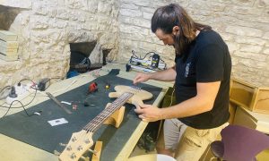 Julien Barat dans son atelier à Montpellier