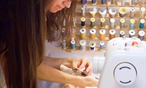 Emeline DUBOIS, mouvement en cours, couturière à Porto-Vecchio