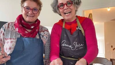 Stagiaires stage créatif de peinture sur meuble