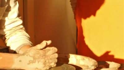 Tournage en céramique pendant le stage d'immersion