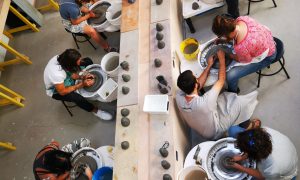 Elèves pendant les cours du soir en Céramique et poterie à Biarritz - Formation