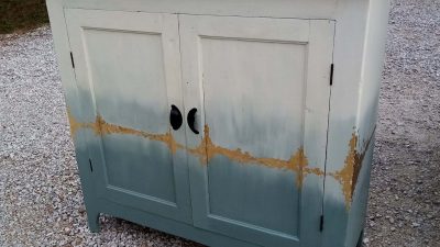 Meuble bleu et blanc pendant le stage de restauration de meubles