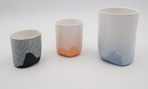 Mugs faits pendant la formation céramique et poterie avec une céramiste proche de Mâcon
