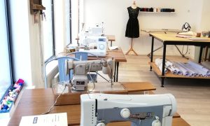 Atelier avec machines à coudre pendant la formation couture en Normandie