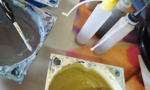 Peintures utilisées pendant la formation décoration sur céramique et poterie en Normandie avec une céramiste