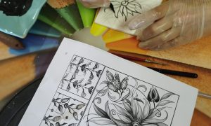 Dessin sur calque pour la formation décoration céramique et poterie avec une céramiste en Normandie vers Rouen
