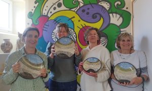 Stagiaires de la formation céramique en Normandie avec leurs créations
