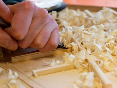 Rabotage copeaux bois Formation Luthier située entre Besançon et Dijon