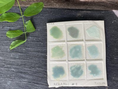 Plaque essais verts Formation à l'émaillage sur céramique à Marseille