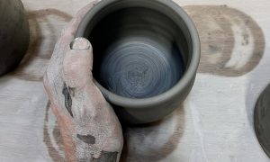 Finition du tournage pendant les cours du soir en Céramique et poterie à Biarritz - Formation dans les Pyrénées Atlantiques