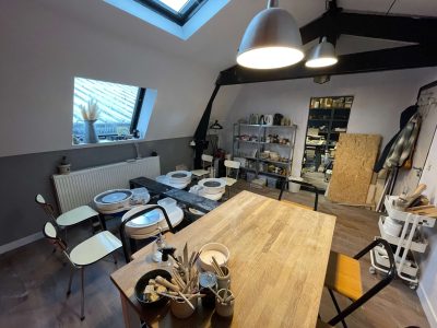 Atelier de céramiste pendant la formation en céramique à Lille