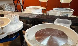Tours de poterie dans l'atelier pendant la formation tournage céramique à Lille