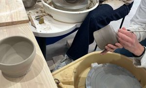 Apprentissage du tournage pendant la formation et les cours de céramique à Lille dans le Nord