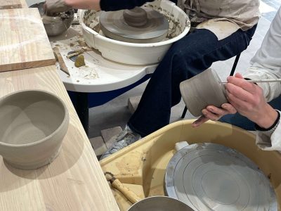 Apprentissage du tournage pendant la formation et les cours de céramique à Lille dans le Nord