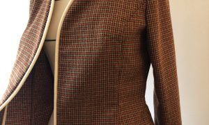 Veste a carreaux marron, formation couture à Porto-Vecchio
