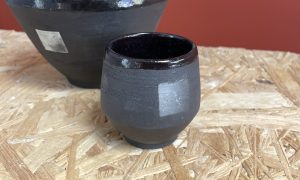 Bol et tasse pendant la formation et les cours céramique avec une céramiste à Lille dans les Hauts-de-France