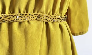 Robe jaune moutarde, formation couture à Angers