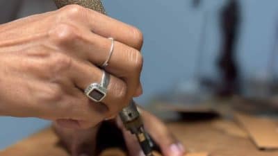 Parage du cuir stage d'initiation à la maroquinerie - sellerie à Paris