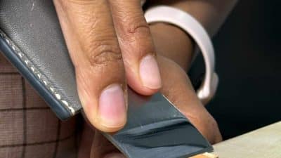 Découpe du cuir stage d'initiation à la maroquinerie - sellerie à Paris