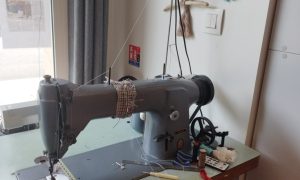 Surjeteuse au cours de la Formation Couture - Confection d'un vêtement proche de Bordeaux : les essentiels