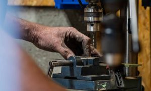 Finition au cours de la Formation coutellerie proche de Rouen