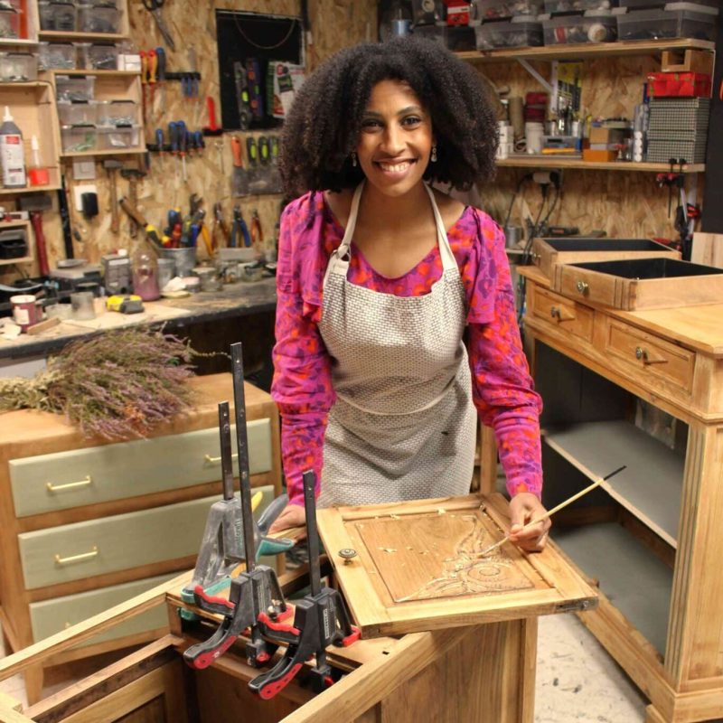 Lisa dans son atelier de restauration de meuble