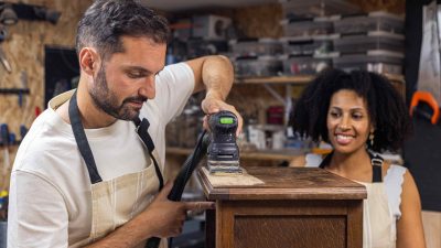Ponçage Atelier rénovation d'un meuble vintage en bois
