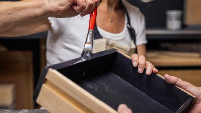 Application peinture Atelier rénovation d'un meuble vintage en bois