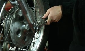 Démontage lors de la formation à la mécanique moto