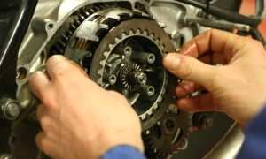 Opération en mécanique pendant la formation sur une moto