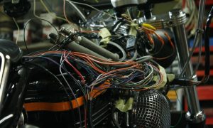 Entretien du système électrique et électronique pendant la formation mécanique moto