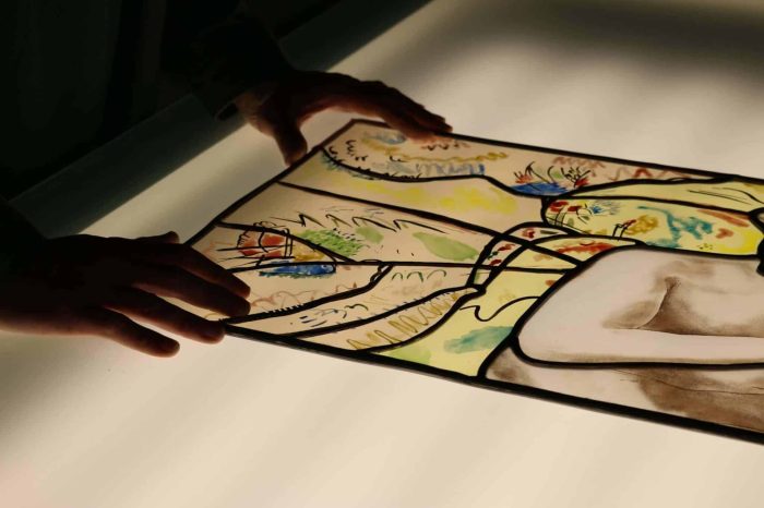 Création d'un vitrail sur table lumineuse par un artisan vitrailliste