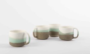Mugs au cours de la formation tournage céramique proche de Limoges en Haute-Vienne
