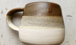 Mug marron et beige, formation tournage en céramique en Vendée