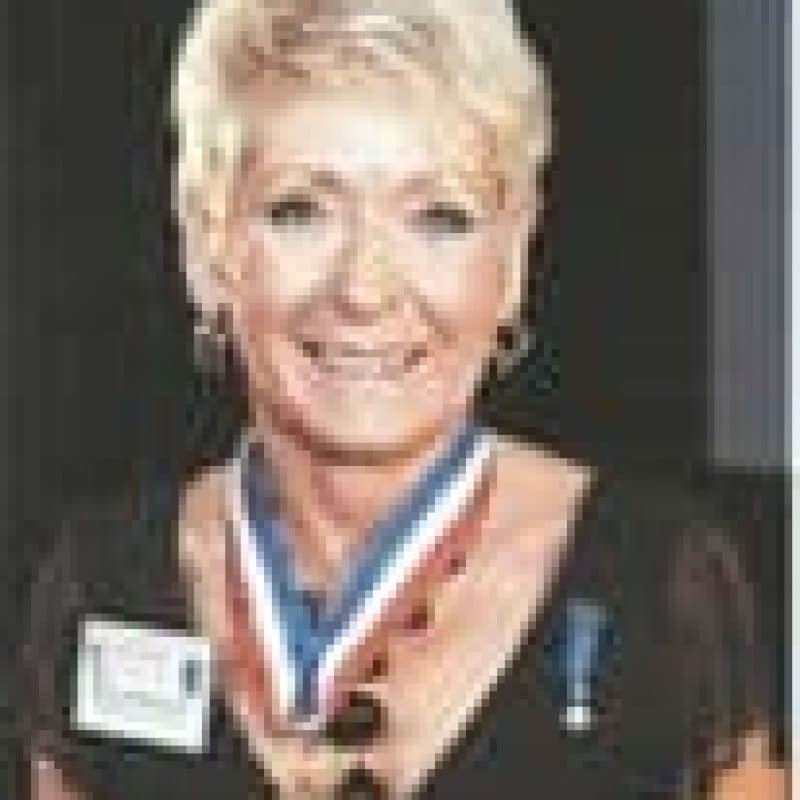 Nadine Velard et sa médaille, décoratrice céramique dans le Lot