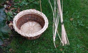 Panier rond natte formation à la vannerie d'osier en Gironde