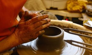 Tournage pendant les cours du soir en Céramique et poterie à Biarritz - Formation en Nouvelle Aquitaine