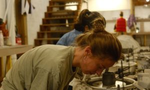 Tournage avec une stagiaire pendant les cours du soir en Céramique et poterie à Biarritz - Formation