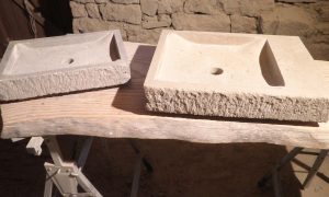 Eviers en pierre fait à la main au cours de la formation tailleur sculpteur en Aveyron