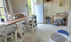 Hélène MESNARD entrée de l'atelier, formation tournage en céramique en Vendée