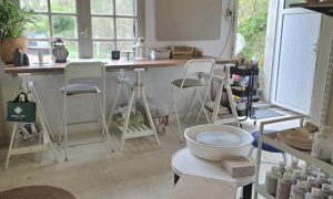 Hélène MESNARD-tours de l'atelier, formation tournage en céramique en Vendée