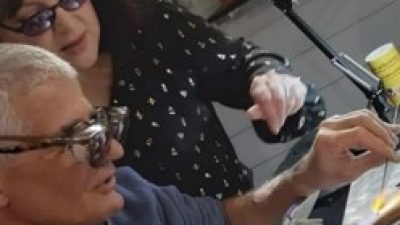 Photo stagiaire atelier perles de verre au chalumeau