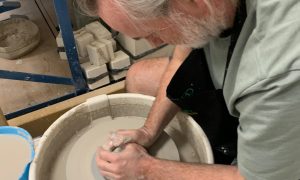 Francis tournant une pièce formation tournage en céramique en Dordogne