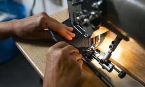 Couture à la machine industrielle, formation maroquinier à Nantes