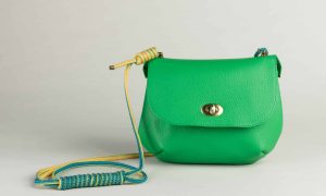 Sac en bandoulière vert, formation maroquinerie à Nantes