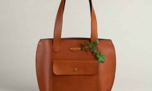 Sac cabas en cuir marron, formation maroquinerie à Nantes