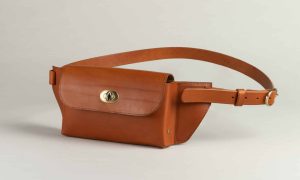 Sac banane en cuir marron, formation maroquinerie à Nantes